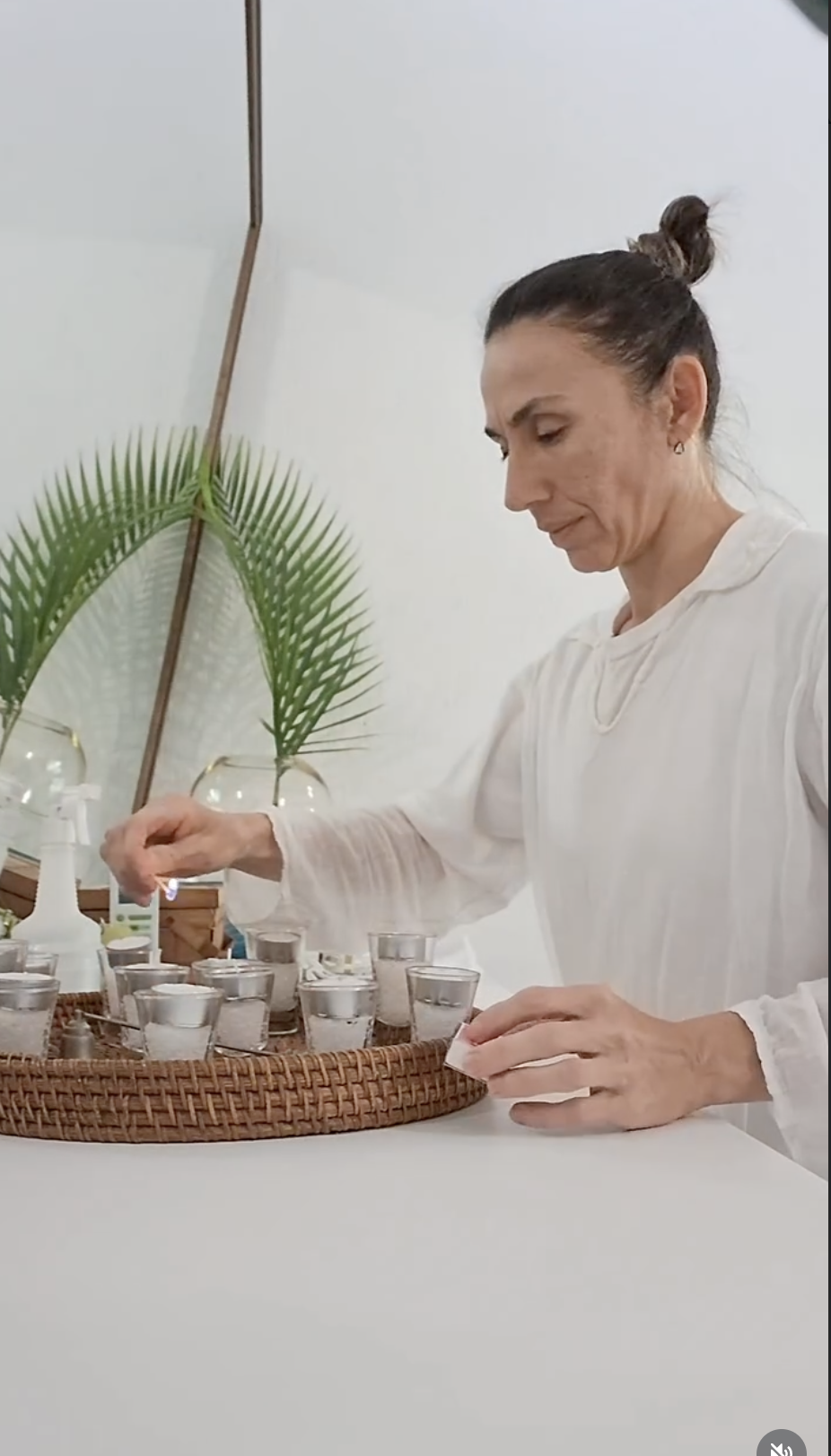 Paula Olmos preparando elementos para sessão de spa